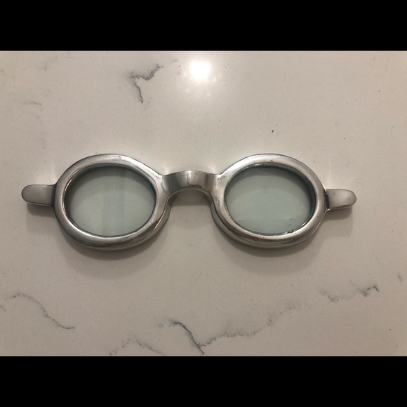 Magnify glasses